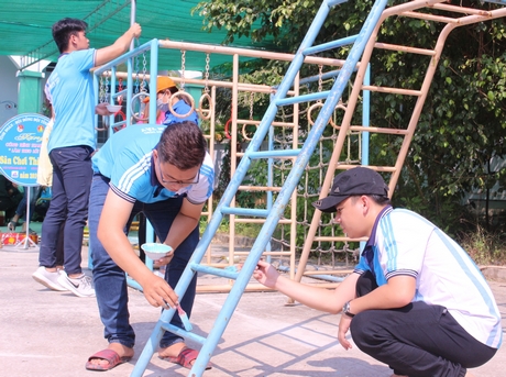 Cùng nhau làm sân chơi cho thiếu nhi.