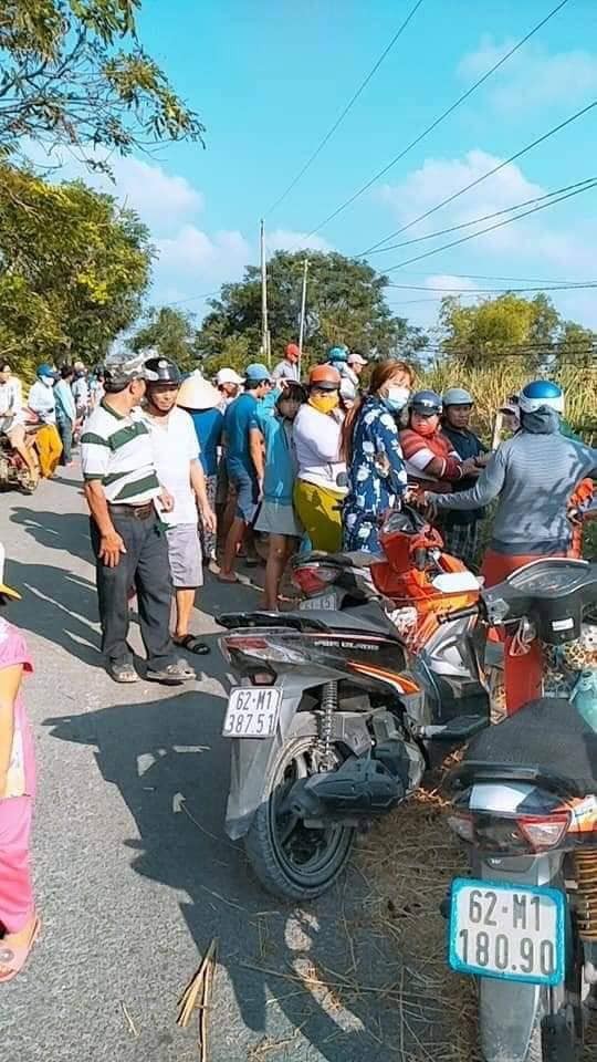 Đông đảo người hiếu kỳ hay tin đã đến hiện trường vụ án theo dõi