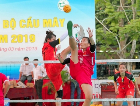 Pha tranh cầu giữa Đồng Tháp (áo cam) gặp Sóc Trăng.