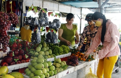 Nhiều mặt hàng trái cây hút hàng.