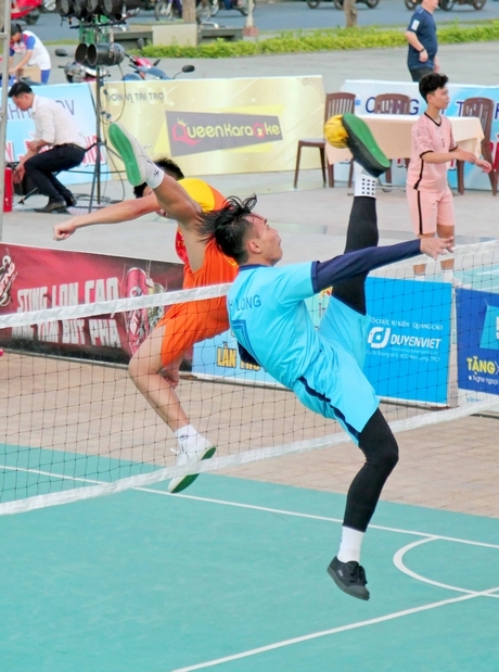 Pha tranh cầu trong trận Vĩnh Long thắng Yên Bái 2-0.
