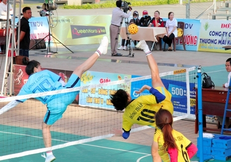 Pha tranh cầu trong trận nữ Vĩnh Long thắng Đồng Tháp 2-0.