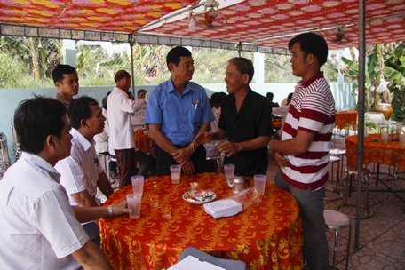 Ông Huỳnh Bá Long- Chủ tịch Liên đoàn Lao động tỉnh Vĩnh Long chia buồn cùng gia đình ông Trịnh Văn Thế.