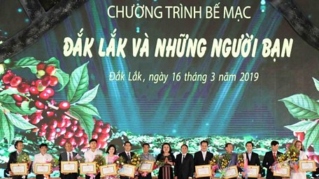 Ban tổ chức trao hoa và bằng khen cho các nhà tài trợ, các đoàn tham gia lễ hội. (Ảnh: Phạm Cường/TTXVN)