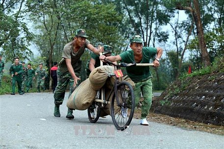 Đua xe đạp thồ trong Lễ hội hoa Ban. Ảnh tư liệu: Tuấn Anh/TTXVN