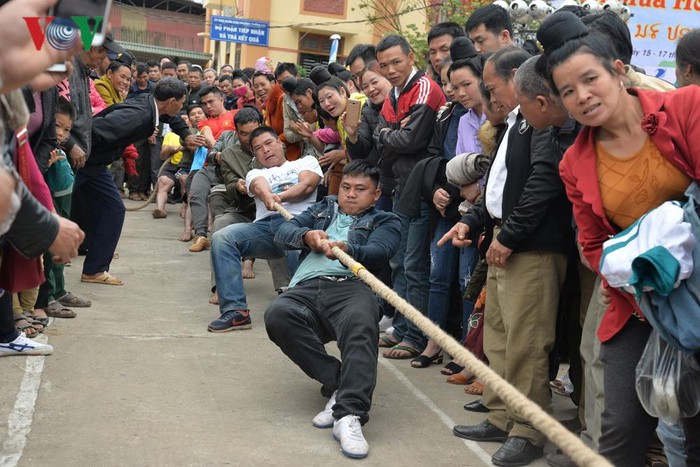 Các trò chơi như: kéo co, đẩy gậy, ném còn, 12 đội thi đã cống hiến cho khán giả những màn thi đấu đẹp mắt, tạo nên không khí vui tươi, náo nhiệt.