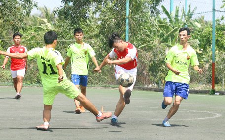 Thi đấu bóng đá trên sân bóng cỏ nhân tạo đang được giới trẻ yêu thích.