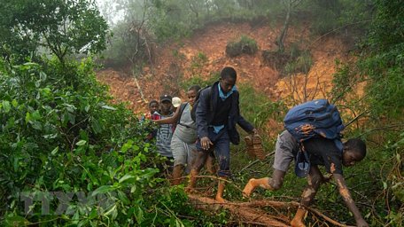 Lở đất tại Chimanimani, tỉnh Manicaland, Zimbabwe khiến giao thông bị cản trở, ngày 17/3/2019. (Nguồn: AFP/TTXVN)