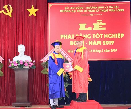 Khen thưởng sinh viên có kết quả học tập và rèn luyện giỏi, xuất sắc.