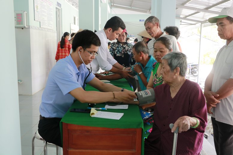 Đồng thời, kết hợp với các ban ngành thường xuyên tổ chức khám, cấp thuốc miễn phí cho người dân.