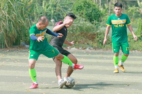 Pha tranh bóng trong trận Song Phú (áo xanh) thắng Tân Ngãi 2-1.