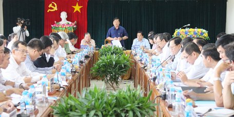 Bí thư Tỉnh ủ-y Trần Văn Rón lưu ý, vấn đề quan trọng nhất trong xây dựng NTM là nâng cao đời sống vật chất, tinh thần của người dân. 