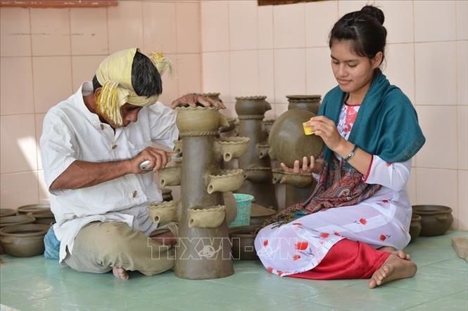 Sản phẩm gốm Bàu Trúc được tạo hình từ những đôi bàn tay khéo léo và bằng loại đất sét mịn đặc biệt của người Chăm. Gốm Chăm là di sản quý giá và đã có một thời kỳ phát triển rực rỡ ở vùng Đông Nam Á, tuy nhiên đến nay gốm Chăm chỉ còn tồn tại ở làng Bàu Trúc (tỉnh Ninh Thuận) và làng gốm Bình Đức (tỉnh Bình Thuận). Bên cạnh hai làng gốm này còn làng gốm Karango - Chu ru (Lâm Đồng) có ảnh hưởng và đồng dạng với gốm Chăm. Trong quá trình hội nhập nghệ thuật làm gốm truyền thống ở ba ngôi làng này có hiện tượng bị mai một. Ảnh: Trọng Đạt/TTXVN