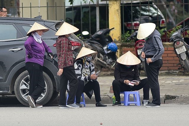 Nhiều cò vé ngồi không chờ khách.