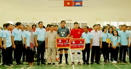 Lãnh đạo hai tỉnh cùng các HLV, VĐV tại lễ khai mạc chương trình giao lưu.