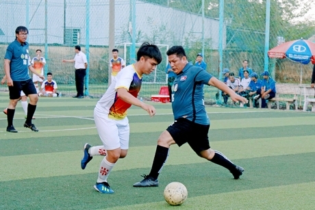 Pha tranh bóng Vĩnh Long (áo trắng) thắng TN Kompong Speu 6-2.