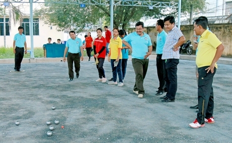 Thi đấu giao lưu môn bi sắt.