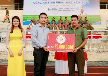 Phòng Khám Nhi Sài Gòn (Vĩnh Long) trao ủng hộ BTC bóng đá truyền thống Công an tỉnh Vĩnh Long 2019 số tiền 20 triệu đồng.