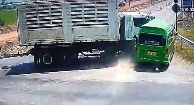Hình ảnh khi hai xe va chạm. Ảnh: The Thaiger