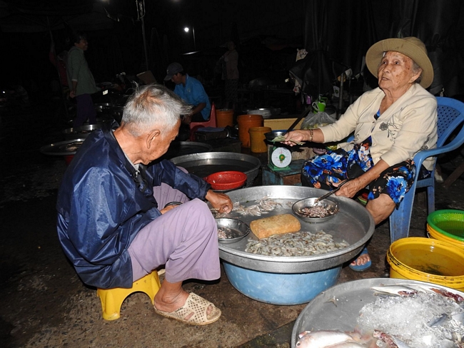 Trên bờ, khoảng 3 giờ thì chợ bắt đầu nhộn nhịp cảnh mua bán. Lúc này, chợ chủ yếu bán các loại cá từ cá nuôi, cá biển, nhưng chủ yếu là cá đồng.