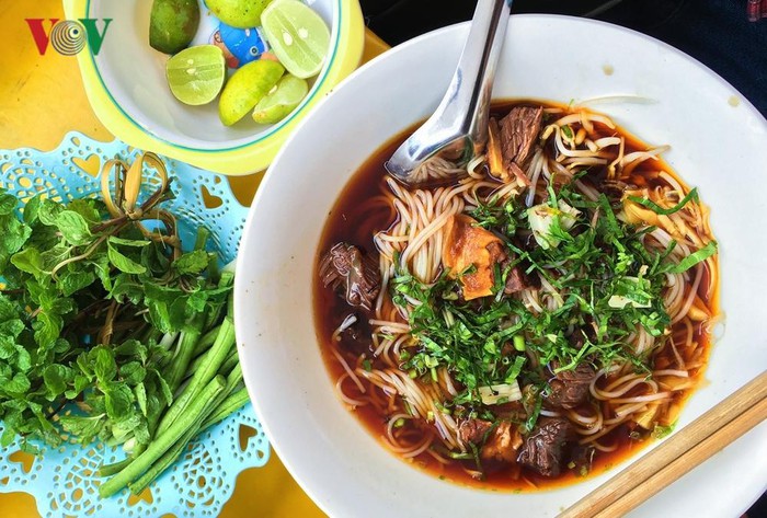 Mỳ, phở Lào – Khau soi: đây là một trong những món ăn làm từ bột gạo khá giống phở của Việt Nam, phổ biến ở Luang Prabang. Sợi phở mềm chan nước dùng, trộn sốt có thịt lợn hoặc thịt bò đậm đà, ăn kèm với các loại rau sống như rau cải, đỗ, hành khô, hạt tiêu, tương ớt.