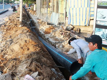 Một đoạn đường Nguyễn Văn Thảnh đang được lắp đặt cống nước.