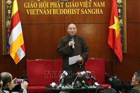 Hoà thượng Thích Gia Quang thông báo kết luận của Ban Thường trực Hội đồng Trị sự Giáo hội Phật giáo Việt Nam tới phóng viên các cơ quan báo chí. Ảnh: Nguyễn Dân/TTXVN