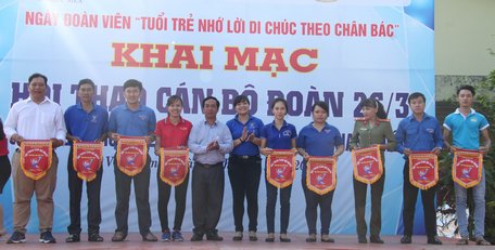  Trao cờ lưu niệm cho các đơn vị tham gia