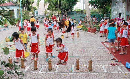 Đoàn khảo sát làm việc tại Trường Mầm non 9, TP Vĩnh Long.