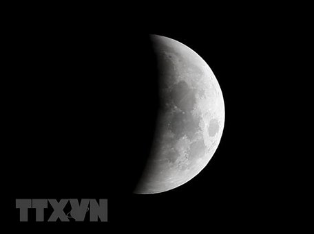  Hiện tượng nguyệt thực toàn phần nhìn từ Brussels, Bỉ, ngày 21/1/2019. (Ảnh: THX/TTXVN)