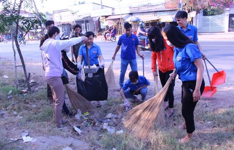 Các đoàn viên thanh niên thường xuyên tham gia xây dựng đô thị văn minh. 