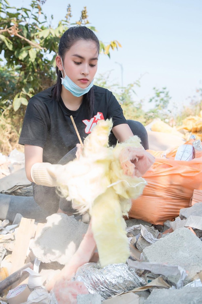  Dưới cái nắng hè bỏng da, Tiểu Vy vẫn tích cực dọn sạch khối lượng rác khổng lồ trong hơn 2 tiếng đồng hồ.