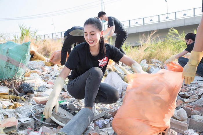 Tiểu Vy chia sẻ :”Rác thải ở Sài Gòn nói riêng và Việt Nam nói chung vẫn đang là vấn đề đáng báo động và cần hơn ý thức của mỗi người. Hưởng ứng “Thử thách dọn rác” cùng các anh chị, có thể góp một tay vào việc bảo vệ môi trường, Vy thực sự rất hào hứng. Mong là mỗi người chúng ta không những chung một tay để dọn sạch môi trường sống của mình mà còn ý thức hơn trong những hành động nhỏ mỗi ngày”.