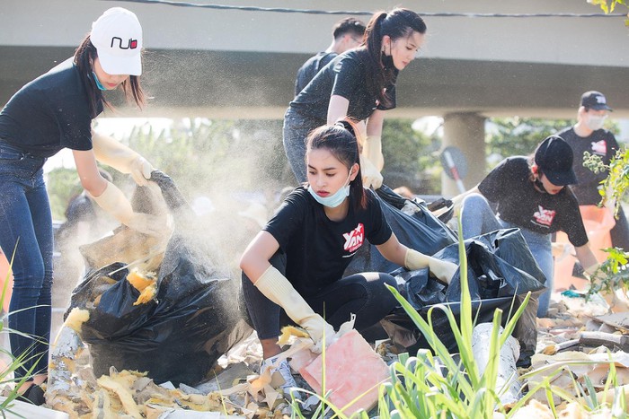 Á hậu Thúy An hăng say dọn sạch rác.