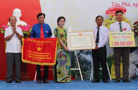 Ông Trương Văn Sáu- Chủ tịch HĐND tỉnh trao cờ thi đua, bằng công nhận đạt chuẩn NTM và khen thưởng công trình phúc lợi trị giá 1 tỷ đồng cho xã Tân Phú.
