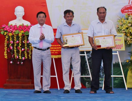 Ông Trần Hoàng Tựu- Phó Chủ tịch UBND tỉnh, Chủ tịch Hội đồng thẩm định xét, công nhận xã đạt chuẩn NTM giai đoạn 2016- 2020 trao bằng khen của UBND tỉnh cho các cá nhân xuất sắc.