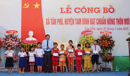 Ông Lê Quang Đạo- Ủy viên Thường vụ Tỉnh ủy, Chủ tịch Ủy ban MTTQ Việt Nam tỉnh trao học bổng cho học sinh vượt khó, học giỏi.