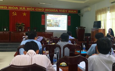 Các đại biểu tham dự hội thảo nghe báo cáo kết quả nghiên cứu về đa dạng các sản phẩm từ trái thanh trà.