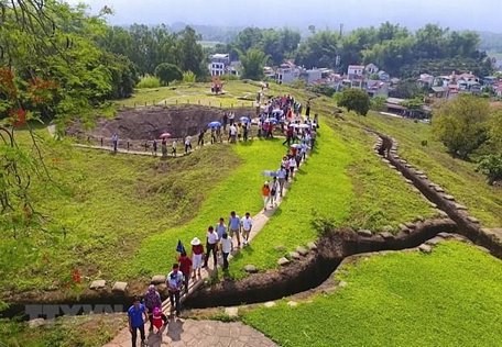 Khách tham quan cứ điểm Đồi A1 trong chiến dịch Điện Biên Phủ. (Ảnh: Xuân Tiến/TTXVN)