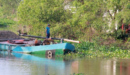 Bon chen với lục bình để lưu thông trên những tuyến sông, rạch.