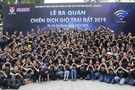 Các tình nguyện viên ở Thành phố Hồ Chí Minh cổ động chiến dịch Giờ Trái đất 2019. (Ảnh:Hoàng Hải/TTXVN)