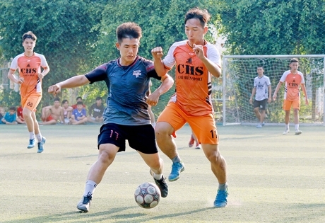 Pha tranh bóng trong trận chung kết, Chí Hiển Sport (áo cam) thắng 3-1 trước Trẻ Mang Thít.