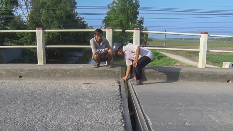Người dân bất an, kiểm tra tấm thép trên cầu.