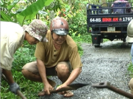 Chú Thanh tự giác đi vá đường.