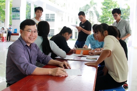 Giảng viên, sinh viên Trường ĐH Xây dựng Miền Tây đăng ký tham gia hiến máu.