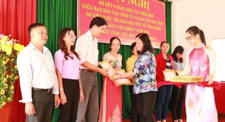 Ban tổ chức trao giải khuyến khích cho các tác giả.