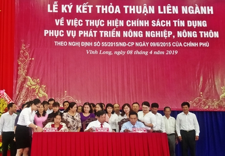 Hội Nông dân, Hội Liên hiệp Phụ nữ và Ngân hành Nhà nước Việt Nam chi nhánh tỉnh Vĩnh Long cùng ký kết thỏa thuận.