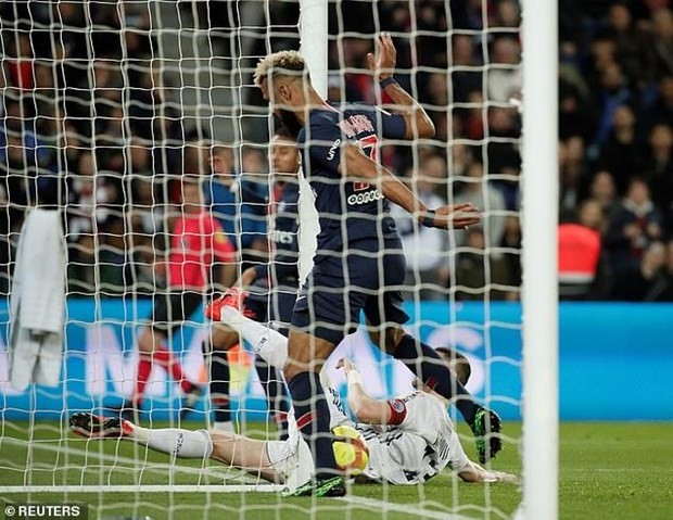 Eric Choupo-Moting bỏ lỡ khó tin ngay trên vạch vôi.