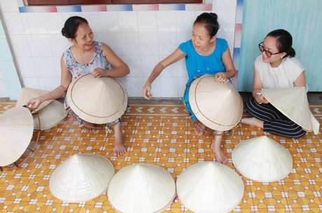 Chị em cô Sáu chằm nón mấy chục năm nay, là địa chỉ tin cậy để bà con xung quanh đặt hàng nón đẹp.