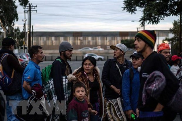 Người di cư từ các nước Trung Mỹ đổ về Tijuana gần biên giới giữa Mexico và Mỹ. (Ảnh: AFP/TTXVN)